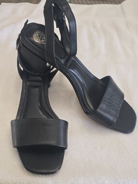 NWOT Vince Camuto Acaylee Sandals